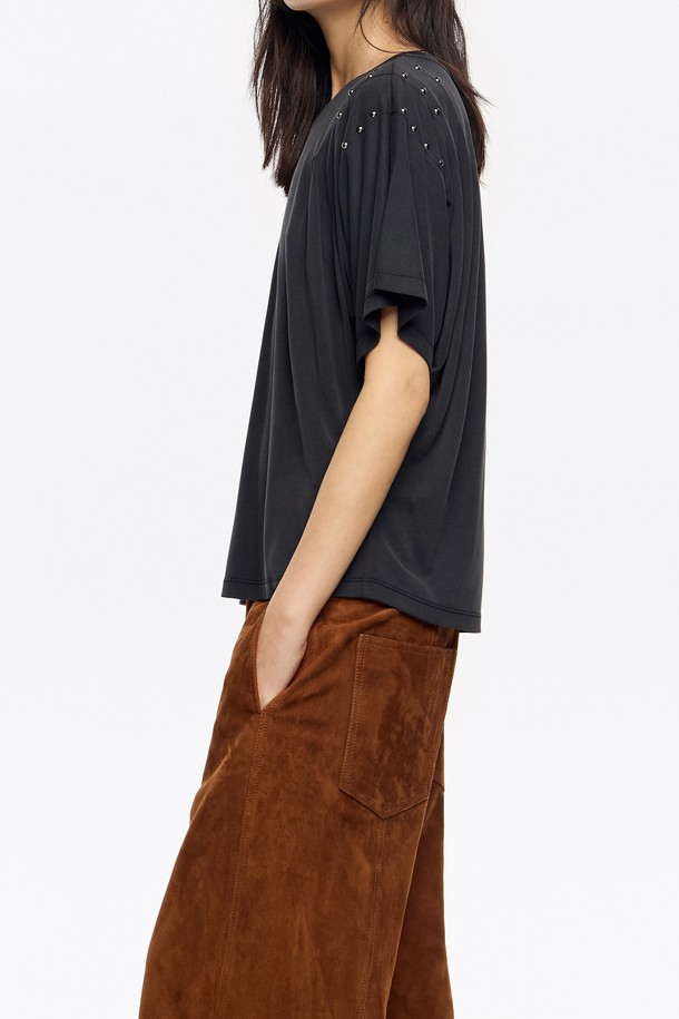 워시드 블랙 컬러의 여성용 티셔츠입니다. 어깨 부분에 숄더 디테일과 스터드 장식이 포인트로 더해져 캐주얼하면서도 세련된 스타일을 연출합니다. 면 소재로 제작되어 봄, 여름, 가을 시즌에 편안하게 착용할 수 있습니다. 레귤러 핏, 라운드넥, 반소매 디자인으로 다양한 하의와 매치하기 좋습니다. 미니멀한 스타일을 즐겨 입는 분들께 추천하는 티셔츠입니다.
