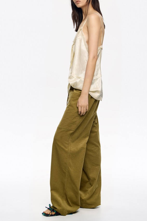 [25FW] 올리브 맥시 코듀로이 포켓 미니 팬츠 B256AWP012OLB는 가을, 겨울 시즌에 어울리는 여성용 코듀로이 미니 팬츠입니다. 부드러운 촉감의 코듀로이 소재에 루즈핏으로 편안함을 더했으며, 캐주얼, 미니멀, 클래식 스타일을 연출하기 좋습니다. 무지 디자인과 올리브 색상으로 다양한 상의와 매치하기 용이하며, 산책룩에 활용하기 좋습니다. 포켓 디테일이 돋보이는 이 바지는 두꺼운 두께감으로 따뜻하게 착용할 수 있습니다.
