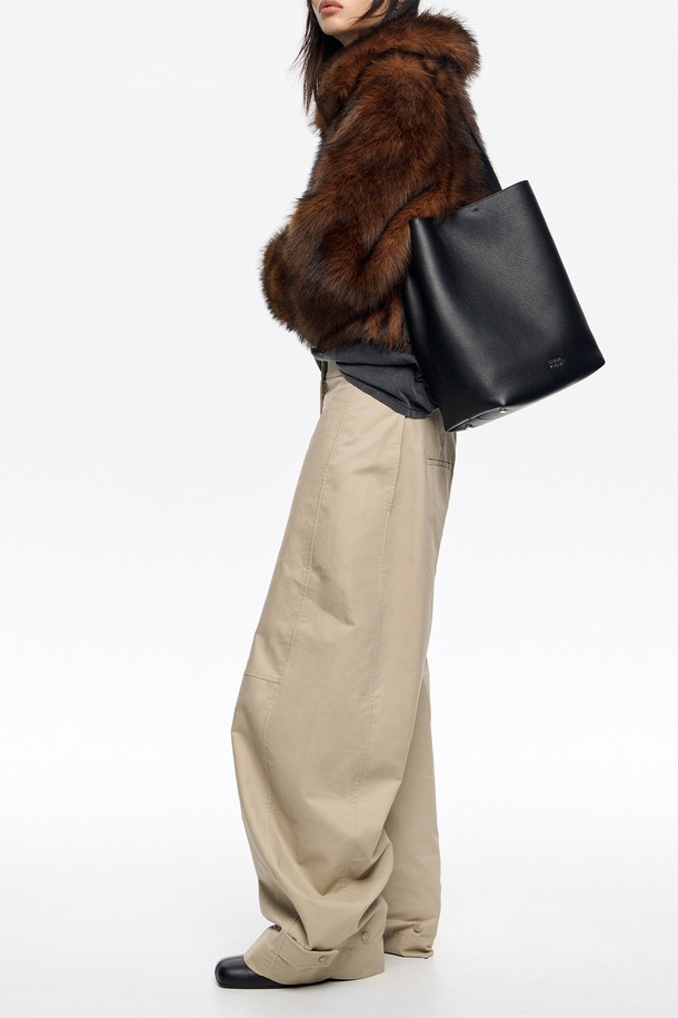 25FW 블랙 레더 칼리노백 라지 B256AIB039BKF는 여성용 토트백입니다. 블랙 컬러의 가죽 소재로 제작되었으며, 라지 사이즈의 넉넉한 수납공간을 제공합니다. 무지 패턴의 사각 디자인으로, 클래식, 미니멀, 시크 스타일의 오피스룩, 출근룩, 모임룩에 잘 어울립니다. 칼리노백 특유의 세련된 디자인이 돋보이는 제품입니다.
