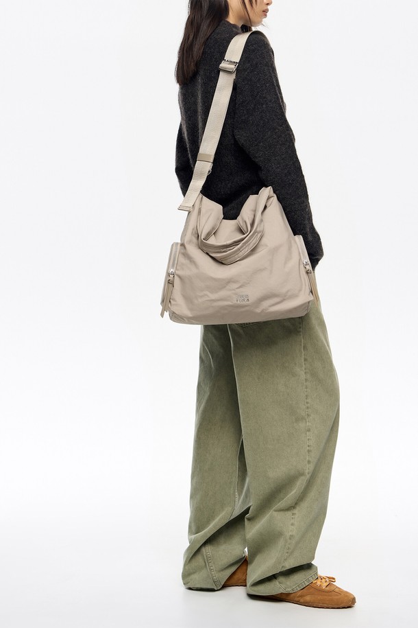 세련된 스타일을 완성하는 [25FW] 스톤 나일론 페이퍼백 B256AIB044BEF입니다. 부드러운 나일론 소재와 스톤 워싱 기법으로 은은한 멋을 더했으며, 베이지 컬러의 미디엄 사이즈로 제작되어 실용성을 높였습니다. 숄더백 형태로, 넉넉한 수납을 위한 사각 디자인과 지퍼 포켓, 지퍼형 잠금 방식으로 편의성을 강조했습니다. 미니멀, 클래식, 캐주얼 룩에 모두 잘 어울리며, 출근, 여행, 모임 등 다양한 TPO에 활용하기 좋습니다.
