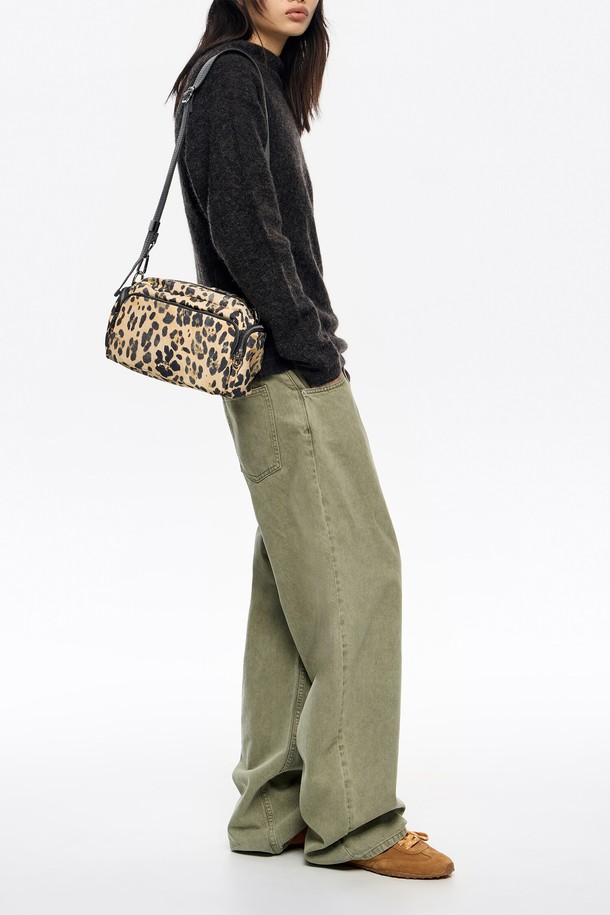 **25FW 베이지 레오파드 프린트 나일론 크로스바디백 B256AIB045BEF**는 캐주얼, 미니멀, 레트로 스타일을 추구하는 여성 고객을 위한 가방입니다. 베이지 컬러에 레오파드 프린트가 돋보이는 나일론 소재의 크로스바디백으로, 여행룩, 휴가룩, 산책룩 등 다양한 TPO에 활용하기 좋습니다. 사각형 디자인에 지퍼형 잠금 방식으로 소지품을 안전하게 보관할 수 있으며, 크로스바디 스트랩이 있어 편리하게 착용 가능합니다. 데일리룩에 포인트를 더하고 싶거나 가볍고 실용적인 가방을 찾는 분께 추천합니다.
