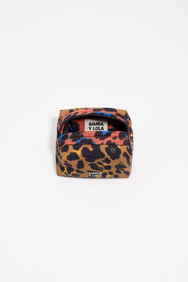 25FW 티크 레오파드 프린트 나일론 메이크업 케이스 스몰 B256AID009BRF는 여성스러운 스타일을 연출하기 좋은 메이크업 케이스입니다. 브라운과 블랙 컬러의 레오파드 (Leopard) 패턴이 돋보이는 디자인으로, 캐주얼, 클래식, 레트로 스타일 모두 소화 가능합니다. 여행, 휴가, 모임 등 다양한 TPO (Time, Place, Occasion)에 활용할 수 있으며, 콤팩트한 스몰 사이즈로 메이크업 제품을 깔끔하게 수납할 수 있습니다. 나일론 소재를 사용하여 가볍고 튼튼하며, 지퍼형 잠금 방식으로 내용물을 안전하게 보호합니다. 화장품 파우치로도 활용 가능하여 실용성을 더했습니다.
