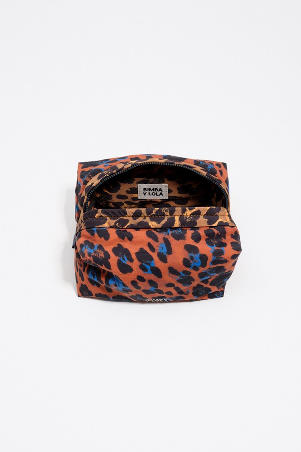 **[25FW] 시에나 레오파드 프린트 나일론 메이크업 케이스 라지 B256AID011BRF**는 여성스러운 스타일을 완성해 줄 가방입니다. 브라운과 블루 컬러의 레오파드(leopard) 프린트가 돋보이며, 넉넉한 수납공간의 라지 사이즈로 제작되었습니다. 나일론 소재로 제작되어 가볍고 내구성이 뛰어나며, 사각형 디자인에 지퍼형 잠금 방식으로 내용물을 안전하게 보관할 수 있습니다. 메이크업 파우치 또는 화장품 수납 용도로 활용하기 좋으며, 여행룩이나 휴가룩, 캐주얼, 클래식, 리조트 스타일 등에 잘 어울립니다.
