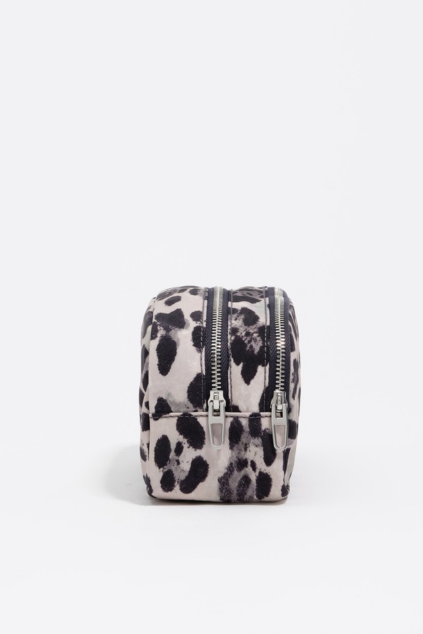 [25FW] 그레이 레오파드 프린트 나일론 메이크업 케이스 미디움 B256AID013GRF는 여성용 메이크업 케이스입니다. 캐주얼 및 미니멀 스타일을 지향하며, 사각 형태에 지퍼형 잠금 방식으로 제작되었습니다. 그레이 컬러의 나일론 소재에 레오파드 프린트 무늬가 돋보이며, 미디움 사이즈로 일상에서 활용하기 좋습니다. 
