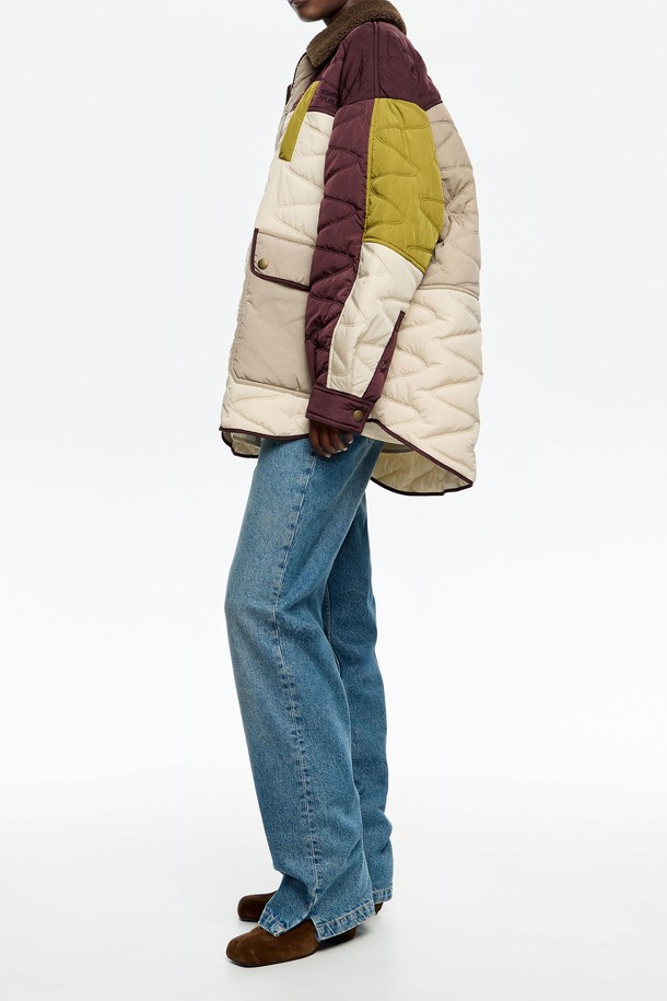 **[25FW] 멀티컬러 패치워크 패딩 재킷 B256AWD015BDB**

다채로운 컬러 블록과 패치워크 디자인이 돋보이는 남성용 오버핏 패딩 재킷입니다. 가을, 겨울 시즌에 어울리는 두꺼운 두께감으로 따뜻하게 착용할 수 있으며, 캐주얼한 스타일을 연출하기 좋습니다. 여행룩, 캠핑룩, 그리고 고프코어 및 스트리트 패션까지 소화 가능한 활용도 높은 아이템입니다. 나일론 소재로 제작되어 편안한 착용감을 선사하며, 버튼 여밈 방식과 긴 소매 기장으로 활동성을 더했습니다.
