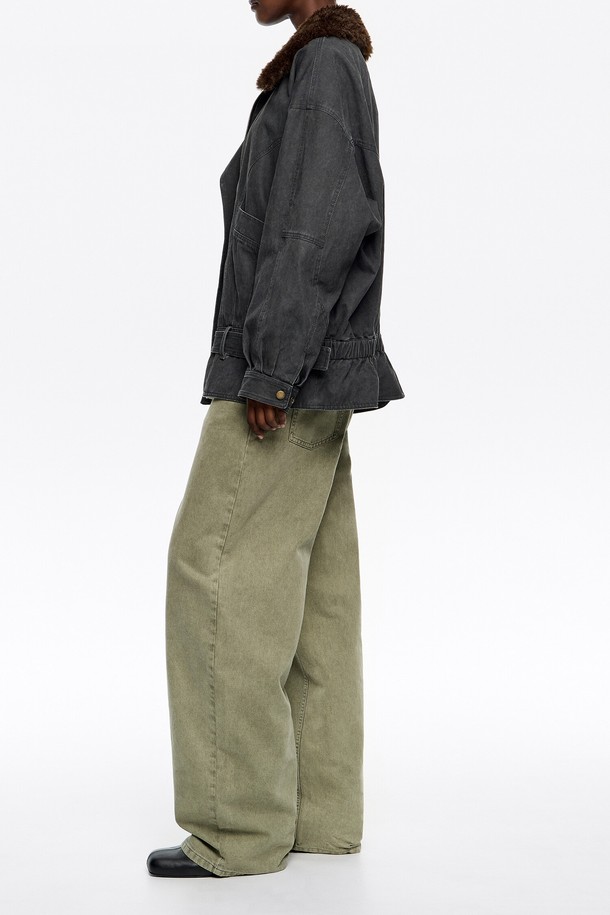 세련된 다크그레이 컬러의 여성용 더블브레스트 재킷입니다. 울 소재로 제작되어 가을, 겨울 시즌에 따뜻하게 착용할 수 있으며, 레귤러 핏으로 편안한 착용감을 선사합니다. 탈부착 가능한 퍼 카라가 있어 다양한 스타일 연출이 가능하며, 오피스룩, 출근룩, 모임룩 등 TPO에 맞춰 클래식하고 시크한 스타일을 완성할 수 있습니다. 무지 패턴에 더블 버튼 여밈 방식으로 디자인되어 미니멀하면서도 고급스러운 분위기를 자아냅니다.
