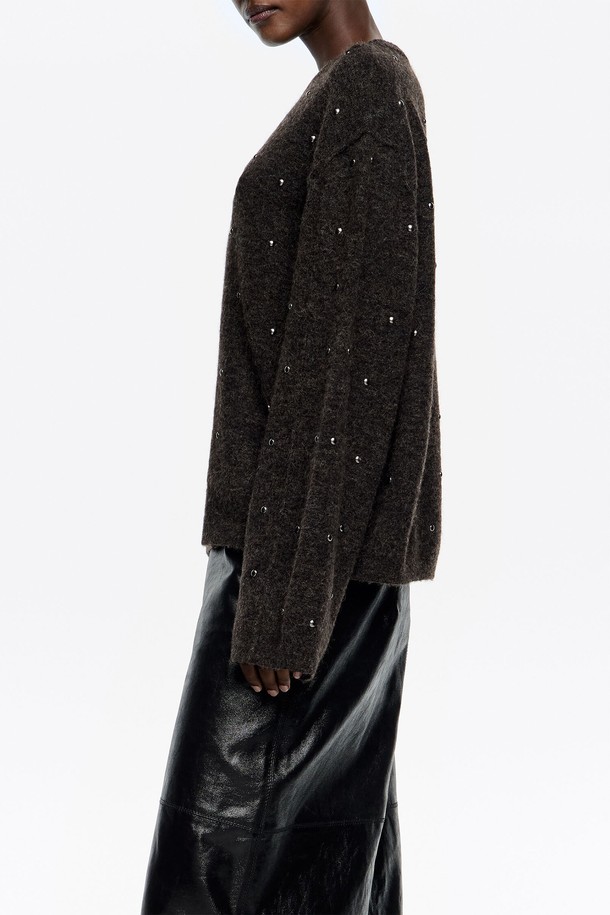 [25FW] 다크그레이 리벳 장식 박시 스웨터 B256AWK007GRB는 여성용 니트/스웨터로, 가을과 겨울에 따뜻하게 입을 수 있는 두꺼운 두께감의 제품입니다. 다크그레이 컬러에 캐주얼한 무드를 더하며, 라운드넥과 긴 소매 디자인으로 편안함을 강조했습니다. 울 소재로 제작되어 부드러운 촉감을 선사하며, 박시핏으로 여유로운 실루엣을 연출합니다. 특히, 리벳 장식이 포인트로 더해져 미니멀하면서도 세련된 스타일을 완성하여 데이트룩이나 모임룩에 적합합니다.
