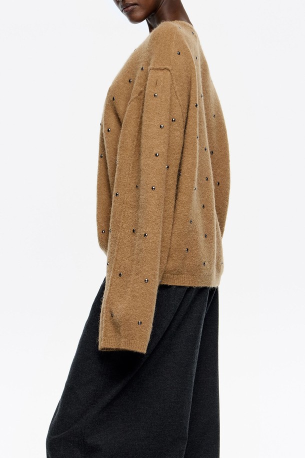 [25FW] 카멜 리벳 장식 박시 스웨터 B256AWK008CMB는 여성용 니트/스웨터로, 가을/겨울 시즌에 따뜻하게 입을 수 있습니다. 부드러운 울 소재와 두꺼운 두께감으로 편안한 착용감을 선사하며, 라운드넥과 긴소매 디자인으로 제작되었습니다. 캐주얼 스타일의 무지 패턴에 리벳 장식이 포인트로 더해져 세련된 느낌을 줍니다. 박시핏으로 제작되어 데이트룩, 모임룩 등 다양한 TPO에 활용 가능하며, 캐주얼, 클래식, 미니멀 스타일을 즐겨 입는 고객에게 추천합니다.
