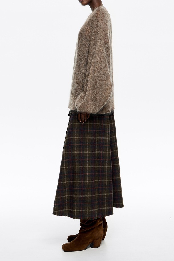 [25FW] 다크카키 울 A라인 체크 스커트 B256AWS005KAA는 25FW 시즌에 출시된 여성용 A라인 체크 스커트입니다. 다크카키 컬러에 울 소재로 제작되어 부드러운 촉감과 두꺼운 두께감을 자랑하며, 가을과 겨울에 따뜻하게 착용할 수 있습니다. 클래식하고 미니멀한 스타일로, 오피스룩, 출근룩, 모임룩 등 다양한 TPO에 활용 가능합니다. A라인 핏과 체크 패턴이 세련된 분위기를 연출합니다.
