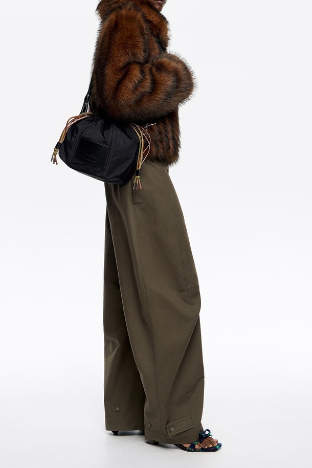 세련된 블랙 컬러의 [25FW] 블랙 나일론 크로스바디백 스몰 B256AIB050BKF입니다. 가볍고 내구성이 뛰어난 나일론 소재로 제작되어 편안한 착용감을 선사하며, 심플한 사각 디자인에 지퍼형 잠금 방식으로 소지품을 안전하게 보관할 수 있습니다. 스몰 사이즈로 출근룩, 오피스룩, 데이트룩 등 다양한 TPO에 활용 가능하며, 미니멀, 시크, 클래식 스타일을 즐기는 여성분들께 추천합니다. 깔끔한 무지 디자인으로 어떤 스타일에도 매치하기 용이하여 데일리백으로 손색없습니다.
