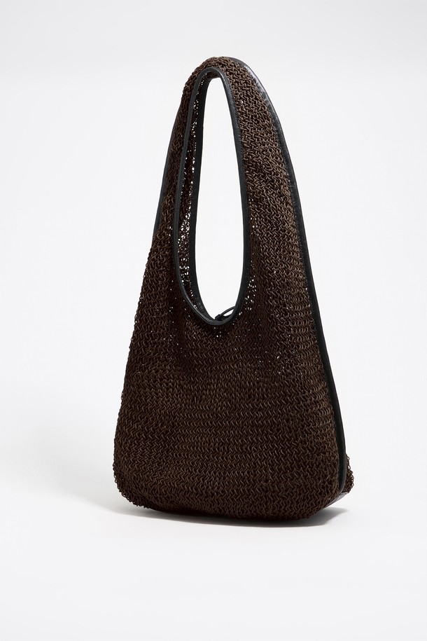 **[25FW] 초콜릿 플래티드 페이퍼 숄더백 B256AIB069BRF**

부드러운 플리츠 디테일이 돋보이는 [25FW] 초콜릿 플래티드 페이퍼 숄더백입니다. 페이퍼 소재를 사용하여 가볍고, 니트백과 메쉬백의 특징을 더해 캐주얼한 분위기를 연출합니다. 숄더백의 반원 모양 디자인과 오픈형 잠금 방식이 편안한 착용감을 선사하며, 여행룩, 휴가룩, 산책룩 등 다양한 TPO에 활용할 수 있습니다. 미니멀하면서도 세련된 스타일을 완성해 주는 여성 숄더백으로, 브라운 컬러도 함께 만나보실 수 있습니다.
