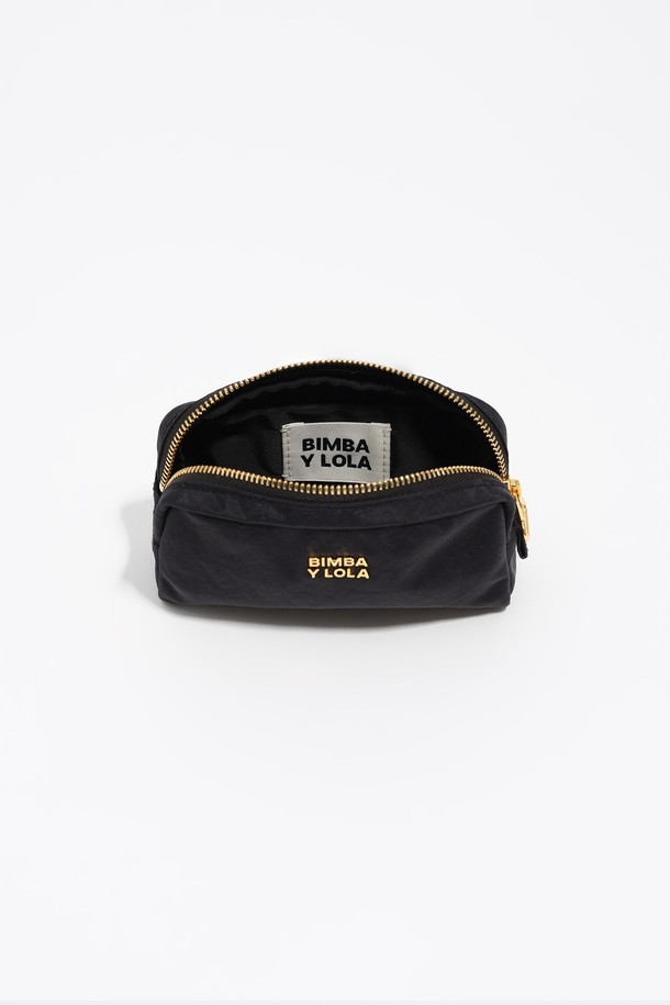 [25FW] 블랙 나일론 메이크업 케이스 미니 B256AID016BKF는 여성용 미니 사이즈의 메이크업 케이스입니다. 여행룩, 휴가룩과 잘 어울리는 미니멀하고 클래식한 스타일을 연출할 수 있습니다. 블랙 컬러의 무지 디자인에 나일론 소재로 제작되어 가볍고 튼튼합니다. 지퍼형 잠금 방식으로 내용물을 안전하게 보관하며, 화장품 수납에 적합합니다. 반원 형태의 디자인이 특징입니다.
