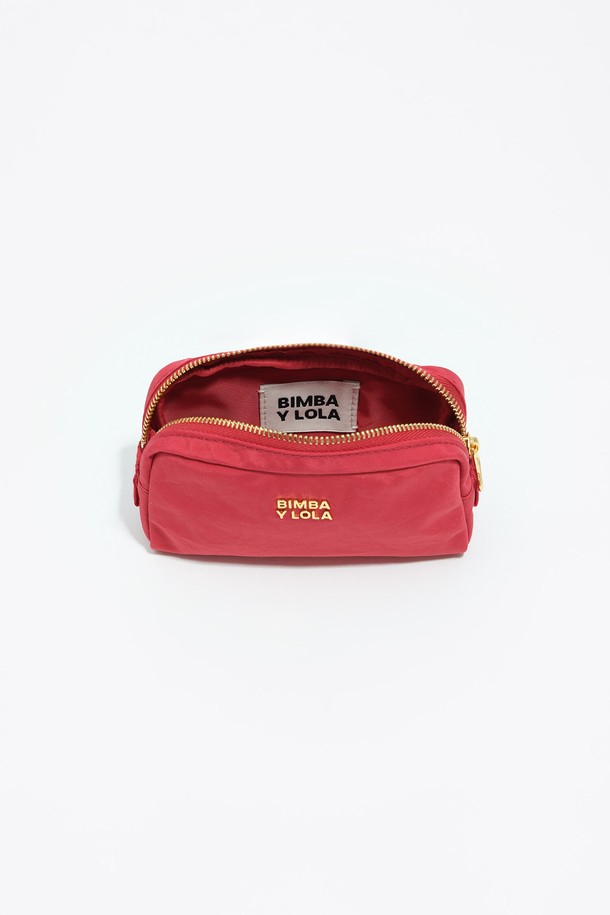 [25FW] 레드 나일론 메이크업 케이스 미니 B256AID017RDF는 여성용 가방으로, 미니멀하고 클래식한 스타일을 추구하는 분들께 적합합니다. 100% 나일론 소재의 레드 컬러 사각 메이크업 케이스로, 데이트룩, 여행룩, 모임룩 등 다양한 TPO에 활용할 수 있습니다. 지퍼형 잠금 방식으로 내용물을 안전하게 보관하며, 화장품 수납에 용이하도록 디자인되었습니다. 심플한 무지 디자인이 돋보이며, 미니멀한 사이즈로 휴대성을 높였습니다.
