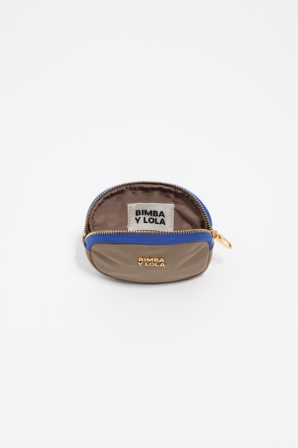 [25FW] 카키브라운 나일론 동전 지갑 B256AIV015BRF는 산책룩과 여행룩에 어울리는 미니멀, 캐주얼, 클래식 스타일의 동전 지갑입니다. 가볍고 내구성이 뛰어난 나일론 소재로 제작되었으며, 카키브라운 컬러와 무지 디자인이 심플한 멋을 더합니다. 미니 사이즈로 휴대성이 뛰어나며, 반원 형태와 지퍼형 잠금 방식으로 실용성을 높였습니다. 동전 및 작은 소지품을 안전하게 보관할 수 있어 데일리 아이템으로 활용하기 좋습니다.
