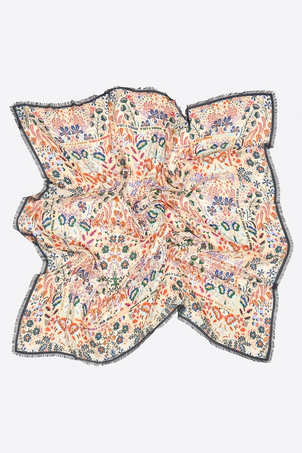 **25FW 바닐라 플라워 & 로고 보더 숄 B256AII013IVF**

아이보리 컬러의 여성용 숄입니다. 가을과 겨울에 어울리는 이 숄은 플라워, 로고, 보더 패턴이 조화롭게 디자인되어 있습니다. 엘레강스한 스타일을 연출하며, 모임룩에 특히 잘 어울립니다. 클래식, 로맨틱, 미니멀 스타일을 즐겨 입는 분들께 추천합니다.
