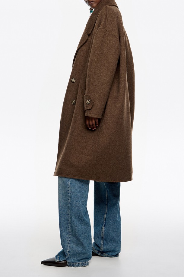 25FW 다크 브라운 더블 페이스 맥시 라펠 코트 B256AWC002DWB는 여성용 아우터 코트입니다. 다크 브라운 컬러의 부드러운 울 소재로 제작되어 가을과 겨울에 따뜻하게 착용할 수 있습니다. 클래식하고 미니멀한 스타일의 무지 디자인에 더블 버튼 여밈과 오버핏 실루엣으로 시크한 매력을 더했습니다. 맥시 기장의 라펠 칼라 코트로, 출근룩, 오피스룩, 모임룩 등 다양한 TPO에 활용 가능합니다.
