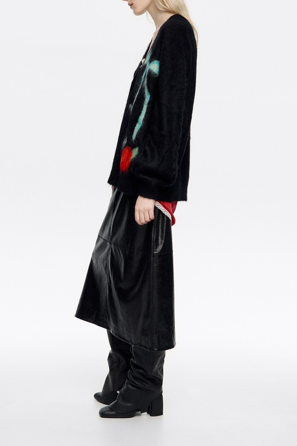 빔바이롤라 블랙 알파카 울 리브드 카디건 B256AWG003BKE는 여성용 가을/겨울 의류입니다. 캐주얼, 클래식, 미니멀 스타일을 아우르며 일상 및 모임룩에 적합합니다. 부드러운 촉감의 알파카, 울, 니트 혼방 소재로 제작되었으며, 브이넥 디자인에 루즈핏으로 편안함을 더했습니다. 블랙 컬러에 플라워 자수, 긴소매와 두꺼운 두께감이 특징이며, 유니크한 스타일을 연출합니다.
