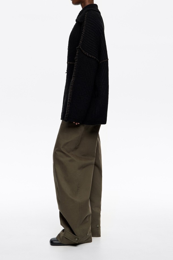 [25FW] 빔바이롤라 메탈 후크 블랙 카디건 B256AWG012BKE는 여성용 카디건입니다. 가을, 겨울 시즌에 어울리는 두꺼운 두께감의 니트 소재와 울 소재 혼방으로 제작되었습니다. 캐주얼, 베이직, 모던 스타일을 연출하며, 루즈핏과 오버핏으로 편안한 착용감을 제공합니다. 블랙 컬러의 무지 또는 골지 패턴으로 폭넓은 코디가 가능하며, 숄카라 또는 브이넥 디자인에 메탈 후크와 스티치 디테일이 돋보입니다. 긴 소매 기장과 오픈/버클 여밈 방식을 갖춘 실용적인 아이템입니다.
