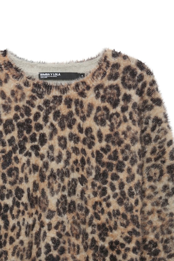 [25FW] 빔바이롤라 베이지 레오파드 퍼 스웨터 B256AWK003BEB는 여성용 상의 니트/스웨터로, 가을과 겨울에 어울리는 두꺼운 두께감의 제품입니다. 베이지, 브라운, 블랙 컬러의 레오파드(leopard) 패턴이 캐주얼하면서도 화려한 스타일을 연출합니다. 부드러운 퍼 소재와 라운드넥, 레귤러핏, 긴 소매 디자인으로 편안한 착용감을 선사합니다. 일상에서 개성 있는 스타일을 완성할 수 있는 아이템입니다.
