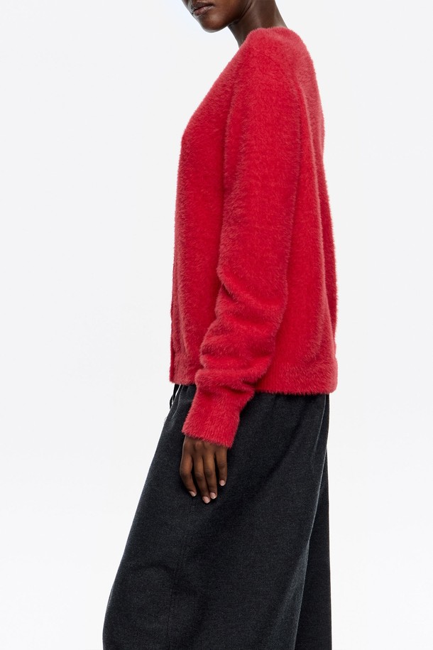 [25FW] 빔바이롤라 레드 네프스 크루넥 스웨터 B256AWK012RDB는 부드러운 니트 소재로 제작되어 가을과 겨울에 따뜻하게 입을 수 있는 여성용 상의입니다. 캐주얼하고 베이직한 스타일로, 일상복으로 활용하기 좋습니다. 레귤러 핏에 라운드넥 디자인이며, 두꺼운 두께감으로 포근함을 더했습니다. 긴소매와 무지 패턴으로 미니멀하고 클래식한 분위기를 연출합니다. 특히, 네프스 디테일이 돋보여 개성 있는 스타일을 완성합니다.
