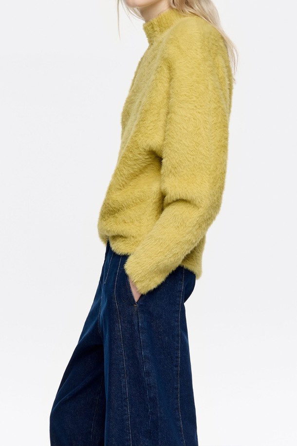 [25FW] 빔바이롤라 머스타드 하이넥 퍼 스웨터 B256AWK018MSB는 여성용 니트/스웨터입니다. 가을, 겨울 시즌에 어울리는 두꺼운 두께감의 레귤러핏 제품으로, 부드러운 촉감의 폴리아미드와 나일론 소재를 사용하여 제작되었습니다. 머스타드 컬러의 무지 디자인이며, 하프넥/터틀넥/모크넥 스타일의 하이넥에 긴 소매 기장으로 디자인되어 캐주얼, 클래식, 미니멀 스타일을 모두 소화할 수 있습니다. 일상생활에서 폭넓게 활용하기 좋은 베이직한 아이템입니다.
