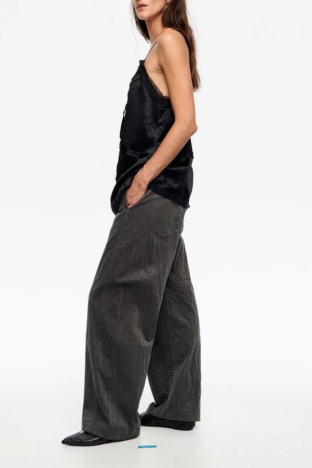 [25FW] 빔바이롤라 리드그레이 코듀로이 배럴 팬츠 B256AWP006GRA는 여성용 배럴 팬츠입니다. 가을, 겨울 시즌에 어울리는 이 바지는 리드 그레이 컬러의 코듀로이 소재로 제작되어 캐주얼하면서도 모던한 스타일을 연출합니다. 면, 엘라스테인 혼방으로 편안한 착용감을 제공하며, 와이드한 배기핏이 특징입니다. 출근룩과 모임룩, 그리고 캐주얼, 미니멀, 클래식 스타일을 즐겨 입는 분들께 추천합니다.
