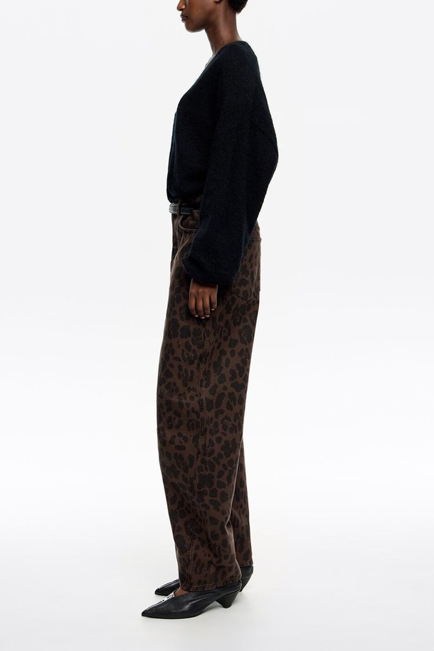 [25FW] 빔바이롤라 다크브라운 레오파드 배럴 빅진 B256AWN009BRA은 여성용 빅진으로, 가을과 겨울에 어울리는 아이템입니다. 다크브라운 컬러의 레오파드 패턴이 돋보이며, 캐주얼, 스트릿, 레트로 스타일을 연출하기 좋습니다. 면과 데님 소재로 제작되어 편안한 착용감을 선사하며, 와이드, 배기, 루즈핏의 넉넉한 핏으로 트렌디한 스타일을 완성합니다. 데이트룩에 포인트 아이템으로 활용하여 개성 있는 스타일을 연출해보세요. 빔바이롤라 특유의 감각적인 디자인이 돋보이는 배럴 핏 빅진입니다.
