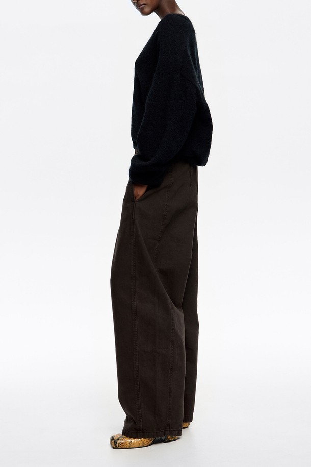 **[25FW] 빔바이롤라 브라운 히든 패스너 배럴 진 B256AWN004DWA**

가을, 겨울 시즌에 어울리는 빔바이롤라 (Bimba y Lola)의 여성용 배럴 진입니다. 톤 다운된 다크 브라운 컬러의 면 소재로 제작되어 캐주얼하고 미니멀한 스타일을 연출합니다. 루즈핏의 와이드 배기핏으로 편안한 착용감을 선사하며, 히든 패스너 디테일로 깔끔함을 더했습니다. 무지 디자인으로 다양한 상의와 매치하기 용이하며, 일상 및 캐주얼 룩에 활용하기 좋습니다.
