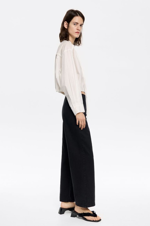 빔바이롤라 블랙 데님 앵클 진 B256AWN006BKA는 여성용 데님 팬츠입니다. 일상생활에서 편안하게 착용할 수 있으며, 봄, 가을, 겨울 계절에 적합합니다. 블랙 및 WASHED DENIM BLACK 컬러로 출시되었으며, 캐주얼, 베이직, 미니멀 스타일을 연출하기 좋습니다. 9부 기장의 일자핏, 또는 스트레이트, 와이드 핏으로 디자인되었으며 앵클 렝스 특징을 가지고 있습니다. 면과 데님 소재로 제작되어 있으며, 레귤러핏으로 편안함을 더했습니다.
