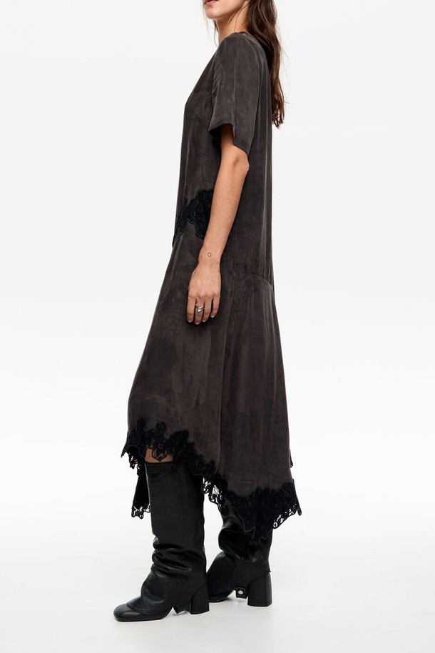 25FW 빔바이롤라 워시드 블랙 레이스 V넥 드레스 B256AWO009BKB는 여성스러운 매력을 극대화하는 드레스입니다. 부드러운 라이오셀, 비스코스, 폴리아미드, 폴리에스테르 소재와 레이스 디테일이 조화롭게 어우러져 우아하고 모던한 스타일을 연출합니다. 롱 맥시 기장의 A라인 실루엣과 언밸런스한 디자인이 세련된 분위기를 더하며, 브이넥 라인이 시원한 느낌을 선사합니다. 반소매 디자인으로 봄, 가을, 겨울 모두 활용 가능하며, 파티룩, 여행룩, 모임룩 등 다양한 TPO에 맞춰 스타일링할 수 있습니다. 루즈핏으로 편안하면서도 스타일리시하게, 캐주얼하면서도 여성스러운 매력을 뽐내보세요.
