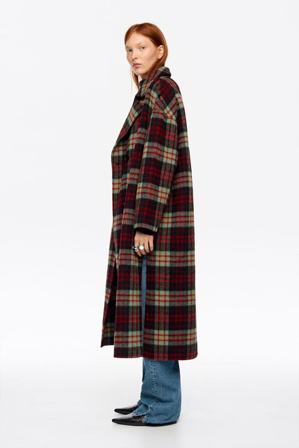 [25FW] 빔바이롤라 레드 체크 울 코트 B256AWC003RDB는 여성스러운 실루엣을 돋보이게 하는 아우터입니다. 가을과 겨울에 어울리는 두꺼운 두께감과 롱 기장으로, 오피스룩, 모임룩, 데이트룩 등 다양한 TPO에 활용 가능합니다. 레드 컬러의 체크 패턴이 돋보이는 더블 코트 타입으로, 클래식하고 캐주얼한 스타일을 연출하며 루즈핏 또는 오버핏으로 편안하게 착용할 수 있습니다. 모, 울, 폴리에스터, 알파카 등의 고급 소재와 더블 페이스드 울 소재로 제작되어 따뜻함과 스타일을 동시에 잡았습니다.
