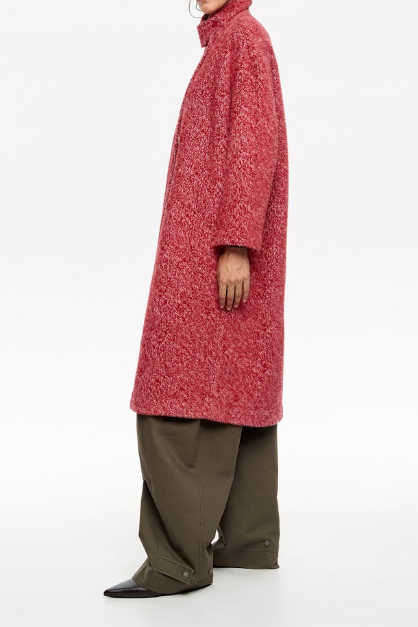 25FW 빔바이롤라(BIMBA Y LOLA) 레드 퍼 테일러드 코트 B256AWC007RDB는 여성스러운 매력을 더해줄 아우터입니다. 가을과 겨울에 어울리는 두꺼운 두께감의 롱 기장 코트로, 캐주얼하면서도 모던한 스타일을 연출합니다. 더블 버튼 여밈과 테일러드 칼라 디자인이 특징이며, 루즈핏으로 편안한 착용감을 선사합니다. 무지 또는 보카시 패턴의 고급스러운 퍼 소재가 돋보이는 제품입니다. 일상에서 세련된 스타일을 완성해보세요.
