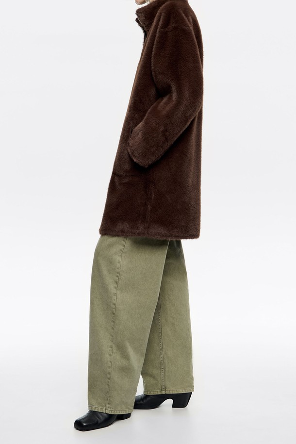 [25FW] 빔바이롤라 다크 브라운 오버사이즈 리버서블 퍼 코트 B256AWM003DWB는 여성용 아우터로, 가을과 겨울에 착용하기 좋은 퍼 코트입니다. 다크 브라운 컬러의 부드러운 퍼와 인조가죽 소재의 조화가 돋보이며, 캐주얼 및 모던 스타일을 연출합니다. 미디엄 기장의 오버핏 디자인으로, 집업 여밈 방식과 긴 소매가 특징입니다. 리버서블 디자인으로 다양한 스타일을 연출할 수 있으며, 모임룩 및 연말 모임룩에 활용하기 좋습니다.
