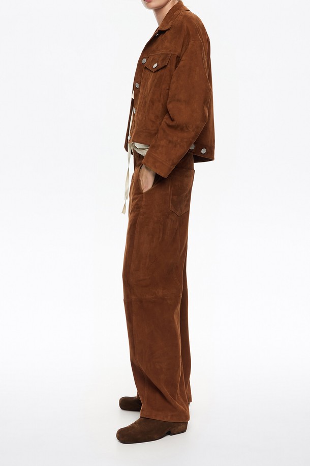 [25FW] 빔바이롤라 카라멜 스웨이드 재킷 B256AWL002CME는 부드러운 스웨이드 소재로 제작되어 고급스러운 분위기를 자아내는 여성 재킷입니다. 카라멜과 브라운 컬러를 사용하여 따뜻하고 세련된 느낌을 주며, 캐주얼, 시크, 빈티지 스타일을 모두 소화할 수 있습니다. 숏 기장의 루즈핏 또는 오버핏으로 편안하게 착용 가능하며, 싱글 버튼 여밈과 플랩 포켓 디테일이 돋보입니다. 가을, 겨울, 봄까지 활용할 수 있는 두꺼운 두께감으로, 모임룩 또는 일상에서 폭넓게 스타일링할 수 있습니다.
