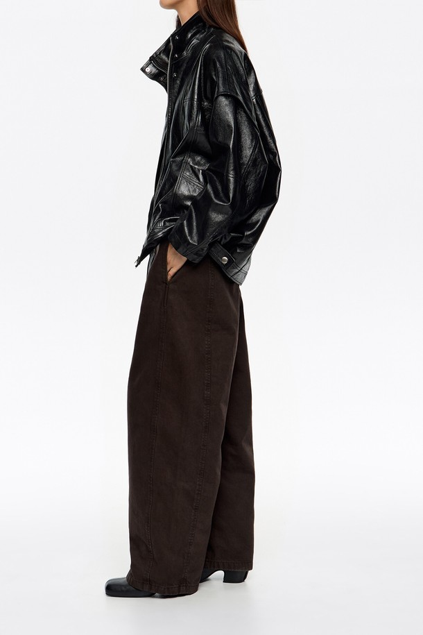 [25FW] 빔바이롤라 블랙 오버사이즈 레더 재킷 B256AWL003BKE는 여성용 아우터 재킷입니다. 캐주얼, 스트리트, 미니멀 스타일을 아우르는 블랙 컬러의 무지 디자인으로, 가을과 겨울에 착용하기 좋습니다. 오버핏 실루엣과 두꺼운 두께감으로 트렌디한 스타일을 연출하며, 하이넥 디자인이 특징입니다. 인조가죽, 비건가죽, 소가죽 등 다양한 소재로 제작되었으며, 긴 소매와 집업 여밈 방식으로 편안한 착용감을 선사합니다. 일상생활에서 스타일리시하게 연출하기 좋은 아이템입니다.
