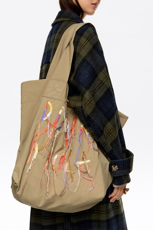 [25FW] 빔바이롤라(Bimba y Lola) 베이지 나일론 쇼퍼백 B256AIB066BEF입니다. 부드러운 나일론과 폴리아미드 소재로 제작되어 가볍고 편안한 착용감을 제공합니다. 라지 사이즈로 넉넉한 수납 공간을 자랑하며, 심플한 무지 디자인에 브랜드 로고와 태슬 장식이 포인트로 더해져 캐주얼하면서도 세련된 스타일을 연출합니다. 가방 잠금 방식은 오픈형이며, 62 x 40cm 크기로 넉넉한 수납력을 제공하여 일상 및 여행 시 유용하게 사용 가능합니다. 미니멀한 디자인으로 다양한 스타일에 매치하기 좋습니다.
