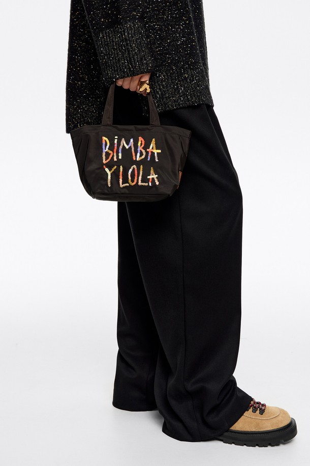 **[25FW] 빔바이롤라 차콜 나일론 미니백 B256AID020GRF**

빔바이롤라(BIMBA Y LOLA)의 25FW 컬렉션, 차콜 나일론 미니백입니다. 가볍고 내구성이 뛰어난 나일론, 폴리에스테르, 소가죽 소재로 제작되었으며, 미니멀한 사이즈로 데이트룩, 출근룩, 모임룩 등 다양한 TPO에 활용하기 좋습니다. 사각 쉐입에 로고 레터링과 로고 디자인 장식이 포인트로, 클래식, 미니멀, 캐주얼 스타일 모두에 잘 어울립니다. 가방 내부에는 더스트백이 포함되어 있으며, 오픈형 잠금 방식을 채택했습니다. 크기는 27 x 14 cm입니다.
