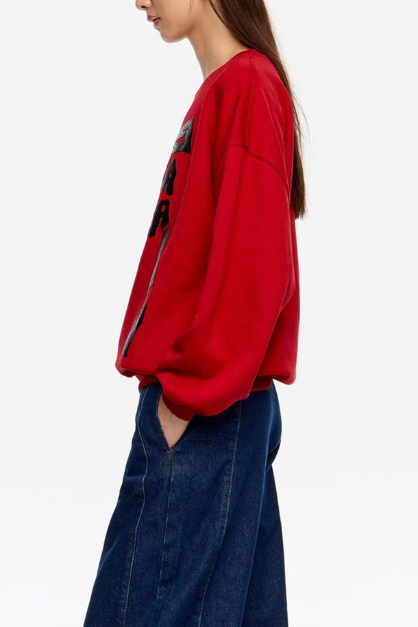 [25FW] 레드 롱 타이 로고 스웻셔츠 B256AWW003RDB는 캐주얼 및 스트릿 스타일을 위한 여성용 스웻셔츠입니다. 가을, 겨울, 봄 시즌에 착용하기 적합하며, 라운드넥에 긴 소매, 루즈핏으로 편안한 착용감을 선사합니다. 면 소재로 제작되었으며, 레드 컬러 바탕에 로고와 프린트 무늬가 특징입니다. 레귤러 기장으로 다양한 하의와 매치하여 개성 있는 스타일을 연출할 수 있습니다.
