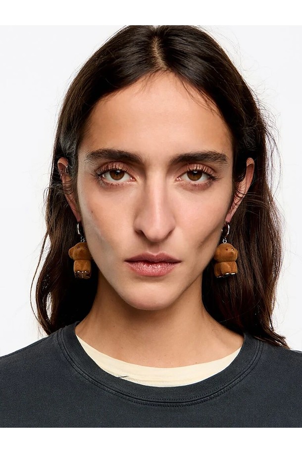 [25FW] 브라운 플록 강아지 후프 이어링 B256AIW011BRF는 부드러운 플록 촉감과 키치한 매력을 더한 여성용 이어링입니다. 가을, 겨울 시즌에 어울리는 이 이어링은 레진, 황동, 폴리아미드, 글라스 등 다양한 소재로 제작되었습니다. 귀여운 강아지 디자인과 후프 스타일이 어우러져 캐주얼한 스타일에 포인트를 줍니다. 브라운 컬러는 어떤 룩에도 자연스럽게 매치되어 데일리 아이템으로 활용하기 좋습니다.
