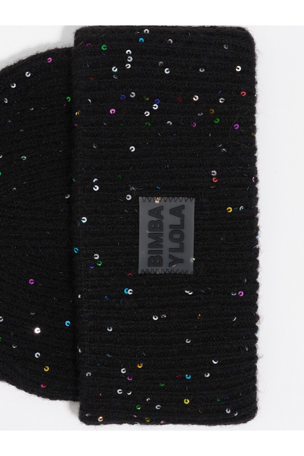 25FW 블랙 멀티컬러 스팽글 비니 B256AIH011BKB는 여성스러운 매력을 더해줄 비니입니다. 블랙과 멀티컬러 스팽글의 조화가 돋보이며, 가을, 겨울 시즌 연말 모임룩에 포인트를 줄 수 있습니다. 부드러운 폴리에스터, 아크릴, 엘라스테인 혼방 소재로 제작되어 편안한 착용감을 선사합니다. 깊이 23cm로 안정감 있는 핏을 제공하며, 니트 소재와 골지 짜임으로 따뜻함과 스타일을 동시에 갖췄습니다. 캐주얼, 미니멀, 클래식 스타일을 즐겨 입는 분들께 추천합니다.
