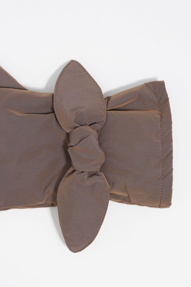 [25FW] 밍크 나일론 장갑 B256AIG001BRB는 부드러운 촉감의 밍크와 브라운 컬러가 조화롭게 어우러진 여성용 장갑입니다. 캐주얼, 러블리, 베이직 스타일을 아우르며 겨울철 보온성을 책임지는 아이템입니다. 나일론, 폴리에스터 소재를 사용하여 편안한 착용감을 선사하며, 폴리에스터 안감과 충전재로 보온성을 높였습니다. 무지 디자인에 리본 장식으로 포인트를 더했으며, 넉넉한 사이즈의 더스트백에 담겨 제공됩니다.
