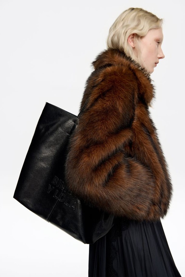 세련된 블랙 레더 쇼퍼백 라지 B256AIB062BKF를 소개합니다. 넉넉한 수납공간의 라지 사이즈로, 출근룩, 오피스룩, 모임룩 등 다양한 TPO에 활용 가능합니다. 재생가죽, 폴리에스테르, 폴리우레탄 혼방의 튼튼한 소재로 제작되었으며, 미니멀, 시크, 클래식 스타일을 연출하기 좋습니다. 가방 전면에 레터링 로고가 포인트로 디자인되었으며, 사각형 쉐입으로 세련된 느낌을 더했습니다. 45 x 33 x 22cm 크기로 넉넉하며, 더스트백(랜덤 색상)이 포함되어 있습니다.
