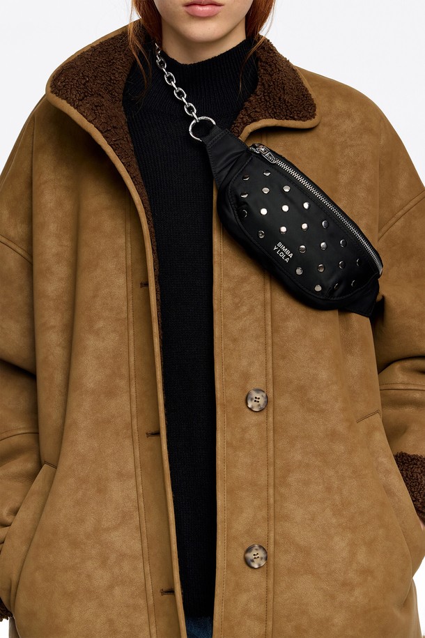 세련된 블랙 컬러의 [25FW] 블랙 나일론 범백 B256AID023BKF는 여성 고객을 위한 가방입니다. 부드러운 나일론 소재와 미니멀한 디자인으로 오피스룩, 출근룩, 모임룩 등 다양한 TPO에 활용 가능합니다. 스터드/찡, 체인, 로고 장식으로 포인트를 더했으며, 반원 형태와 지퍼형 잠금 방식으로 실용성을 높였습니다. 넉넉한 수납 공간과 더스트백을 포함하여 소지품을 안전하게 보관할 수 있습니다. 클래식, 미니멀, 시크 스타일을 즐기는 여성에게 추천하는 아이템입니다.
