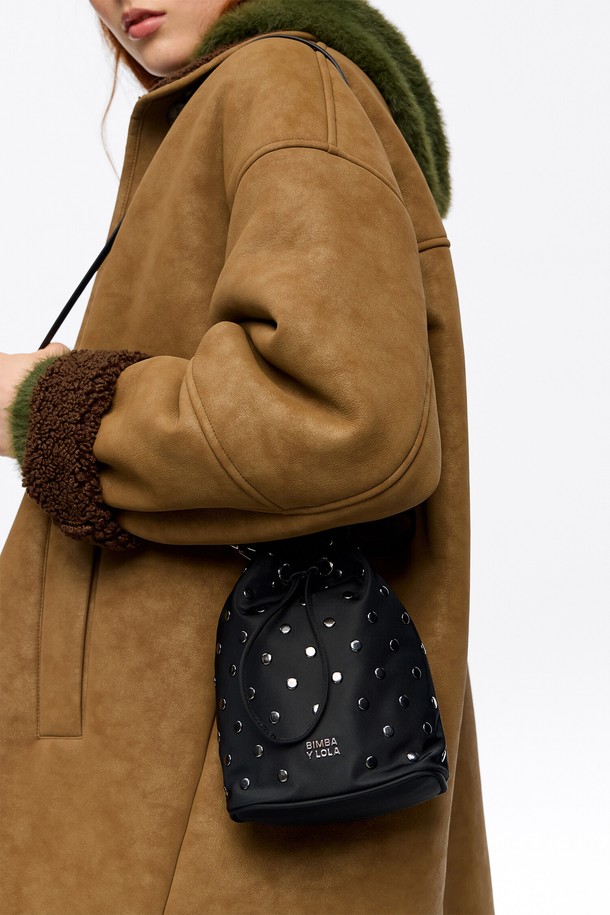 세련된 블랙 컬러의 [25FW] 블랙 나일론 미니 버킷백 B256AID024BKF입니다. 미니멀하고 시크한 스타일을 연출하기 좋으며, 데이트룩, 모임룩, 소개팅룩에 완벽하게 어울립니다. 나일론, 폴리아미드, 폴리에스테르, 본디드 가죽, 폴리우레탄 등 다양한 소재를 사용하여 제작되었으며, 16 * 20 cm의 아담한 사이즈로 실용성을 더했습니다. 무지 또는 도트 패턴에 스터드/찡과 로고 디자인 장식이 포인트로 더해졌으며, 조임용 끈으로 간편하게 잠글 수 있습니다. (더스트백 포함 가능 - 랜덤)
