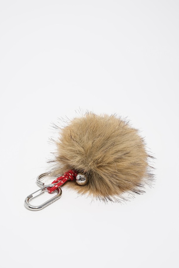 [25FW] 내추럴 컬러 퍼 폼폼 키링 B256AIZ010BEF는 가을, 겨울 시즌에 어울리는 여성 및 남성용 키링입니다. 베이지와 브라운 두 가지 내추럴 컬러로 출시되어 다양한 스타일에 매치하기 좋습니다. 캐주얼하고 귀여운 무드를 연출하며, 퍼와 폼폼, 금속 고리 장식으로 포인트를 더했습니다. 일상, 포인트, 장식용으로 활용 가능하며, 스트랩 디테일과 키링 고리가 포함되어 실용성을 높였습니다. 미니멀한 스타일을 즐기는 분들께 추천합니다.
