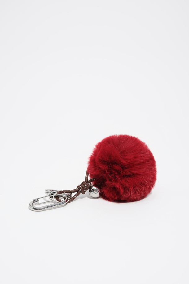 [25FW] 레드 퍼 폼폼 키링 B256AIZ011RDF는 부드러운 퍼 소재와 따뜻한 느낌을 주는 폼폼 디자인이 돋보이는 키링입니다. 캐주얼 및 미니멀 스타일을 즐겨 입는 여성, 남성, 모두에게 잘 어울리며, 가을, 겨울 시즌 모임룩에 포인트를 더할 수 있습니다. 지름 8cm 크기로, 가방이나 열쇠에 매달아 액세서리처럼 활용하기 좋습니다. 아연 합금, 폴리에스터, 구리 등 고급 소재를 사용하여 제작되었으며, 톡톡 튀는 레드 컬러가 시선을 사로잡습니다. 폼폼과 카라비너, 로프 디자인으로 개성 넘치는 스타일을 연출해보세요.
