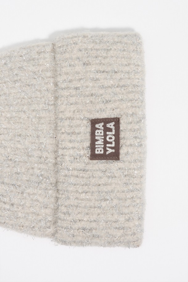 **[25FW] 아이보리 루렉스 비니 B256AIH012IVB**

부드러운 니트 소재의 여성용 비니입니다. 아이보리 컬러에 골지 패턴으로 디자인되어 있으며, 은은한 루렉스 디테일이 돋보입니다. 겨울철 방한용으로 적합하며, 캐주얼, 미니멀, 클래식 스타일 모두 소화 가능합니다. 로고 자수 또는 패치 장식이 포인트로 더해져 세련된 느낌을 선사합니다.
