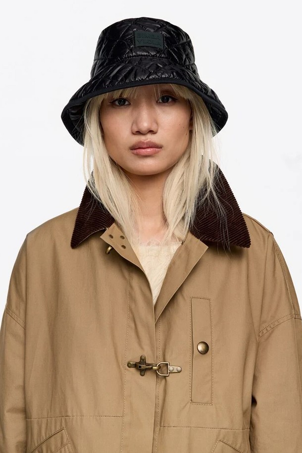 가을, 겨울 시즌에 어울리는 블랙 컬러의 여성용 버킷햇입니다. 부드러운 촉감의 폴리에스테르와 면 혼방 소재로 제작되어 편안한 착용감을 선사합니다. 무지 디자인에 퀄팅 및 로고 장식이 더해져 캐주얼, 미니멀, 클래식 스타일 모두 소화 가능합니다. 자외선 차단 및 보온 기능을 갖춰 실용성을 높였으며, 데일리룩에 포인트 아이템으로 활용하기 좋습니다. [25FW] 블랙 나일론 버킷햇 B256AIH009BKB로 세련된 겨울 스타일을 완성해 보세요.
