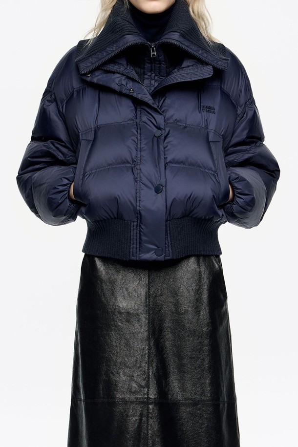 \[25FW] 네이비블루 맥시 니트 네크라인 다운 재킷 B256AWD007NYB는 여성 고객을 위한 겨울철 아우터입니다. 캐주얼 및 모던 스타일을 추구하며, 일상과 캐주얼한 TPO에 적합합니다. 숏 기장의 오버핏 또는 루즈핏으로, 다크 네이비, 네이비, 네이비블루 등 다양한 네이비 계열 색상으로 출시되었습니다. 방한 기능과 맥시 니트 네크라인 디자인이 특징이며, 아크릴, 폴리아미드, 오리털, 덕다운 등 두꺼운 소재로 제작되어 보온성을 높였습니다. 출근룩과 여행룩에 미니멀, 캐주얼, 클래식 스타일을 더해 세련된 겨울 패션을 완성해 보세요.
