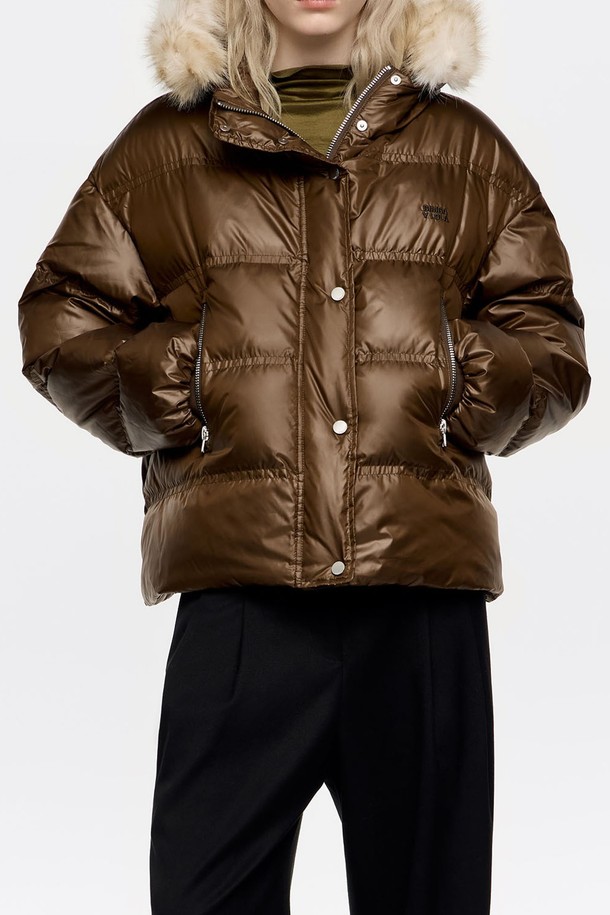 [25FW] 다크카키 퍼 후드 숏 다운 재킷 B256AWD008OLB는 여성용 아우터로, 겨울철 일상에서 캐주얼하게 착용하기 좋은 다운 재킷입니다. 다크카키 및 다크 올리브 컬러의 무지 디자인에 퀄팅 디테일이 돋보이며, 숏 기장과 루즈핏으로 편안한 착용감을 선사합니다. 부드러운 촉감의 폴리에스테르, 폴리아미드, 화이트 덕 다운, 오리 깃털 등 고급 소재를 사용하여 보온성을 높였습니다. 후드와 퍼 디테일이 캐주얼한 스타일을 더하며, 스냅과 지퍼 여밈으로 간편하게 착용할 수 있습니다. 여행룩, 캠핑룩, 캐주얼, 미니멀, 고프코어 스타일을 즐기는 분들께 추천합니다.
